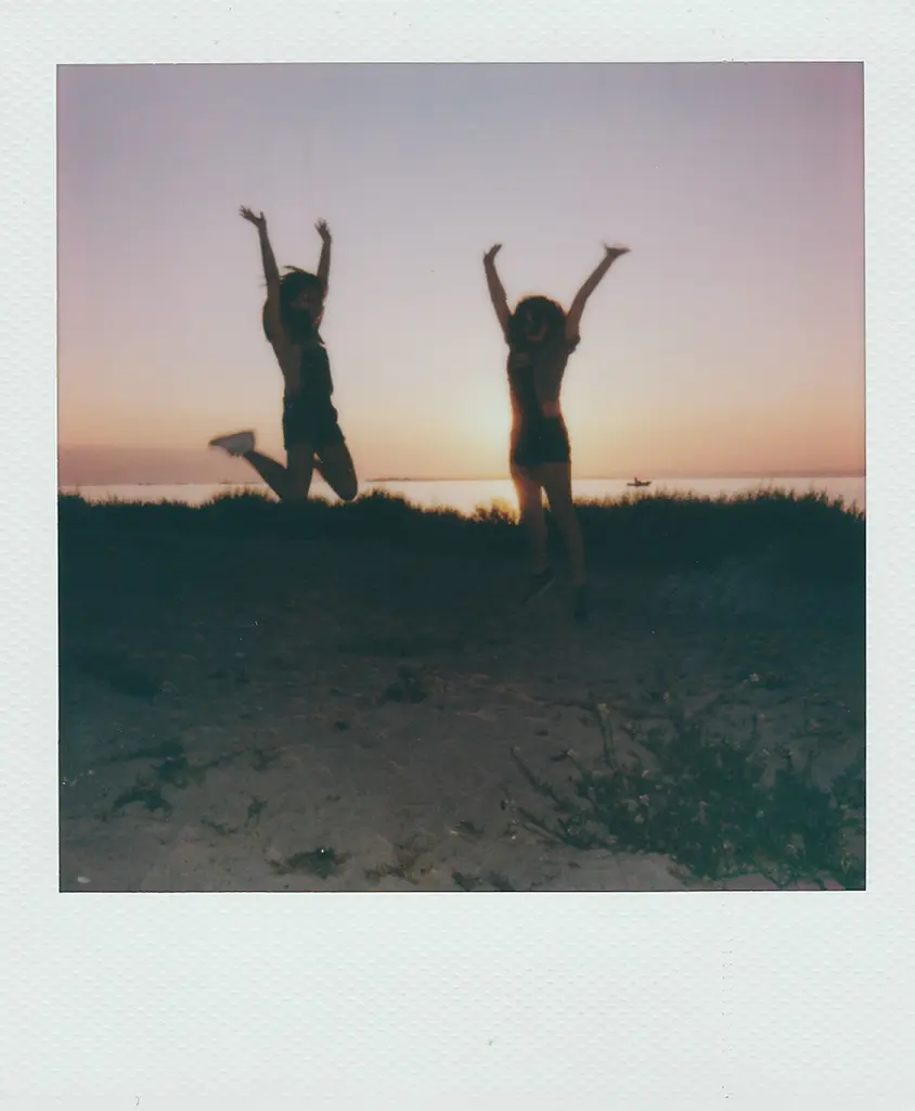 Polaroid plage sunset people happy AVA Agence de Communication