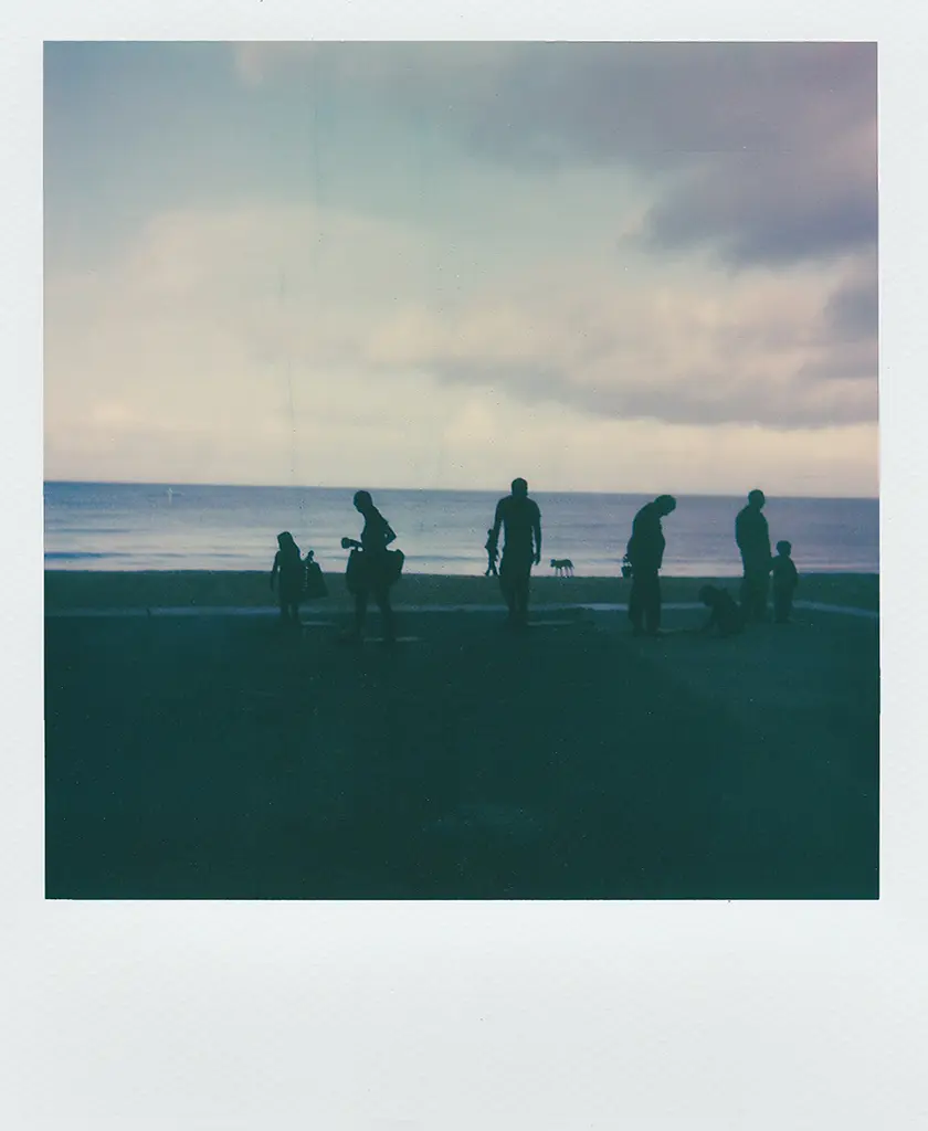 Polaroid plage sunset people AVA Agence de Communication 