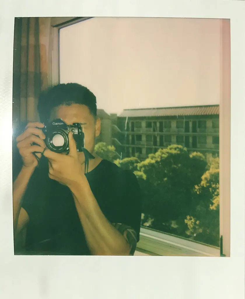 Polaroid d'Hannah Ramirez avec jeune homme qui prend une photo 