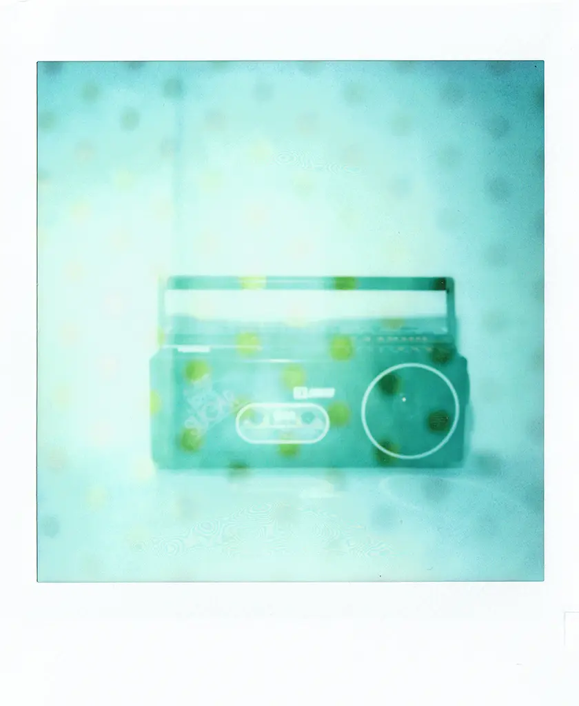 polaroid avec un radio cassettes pour illustrer les conseils et audits informatiques d'AVA