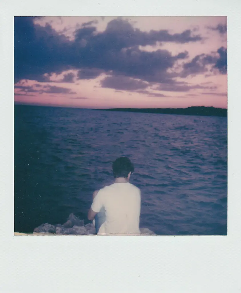 Polaroid homme qui regarde mer sunset Graphisme Agence de Communication SSII